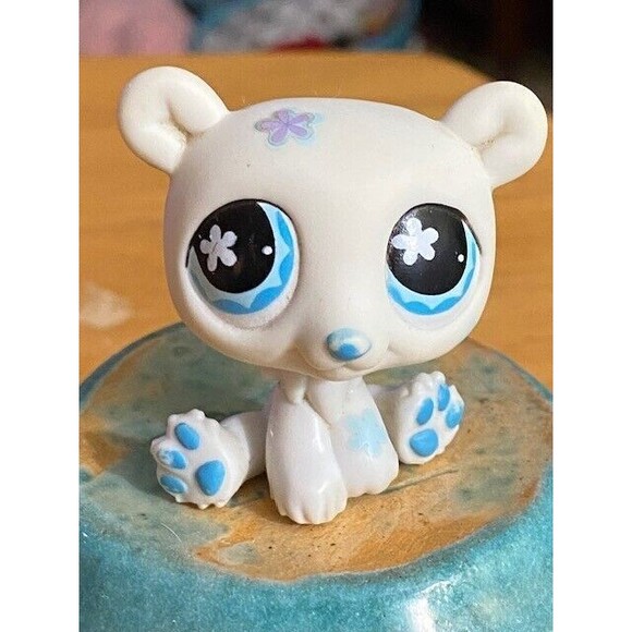 Littlest Pet Shop LPS Authentic #647 Sitting Polar Bear Blue Flower Eyes Hasbro - Picture 1 of 9